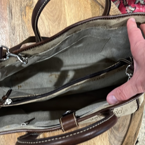 Dooney & Bourke Large Handbag With Signature DB Crest Logo & Crossbody Strap EUC - Picture 3 of 4